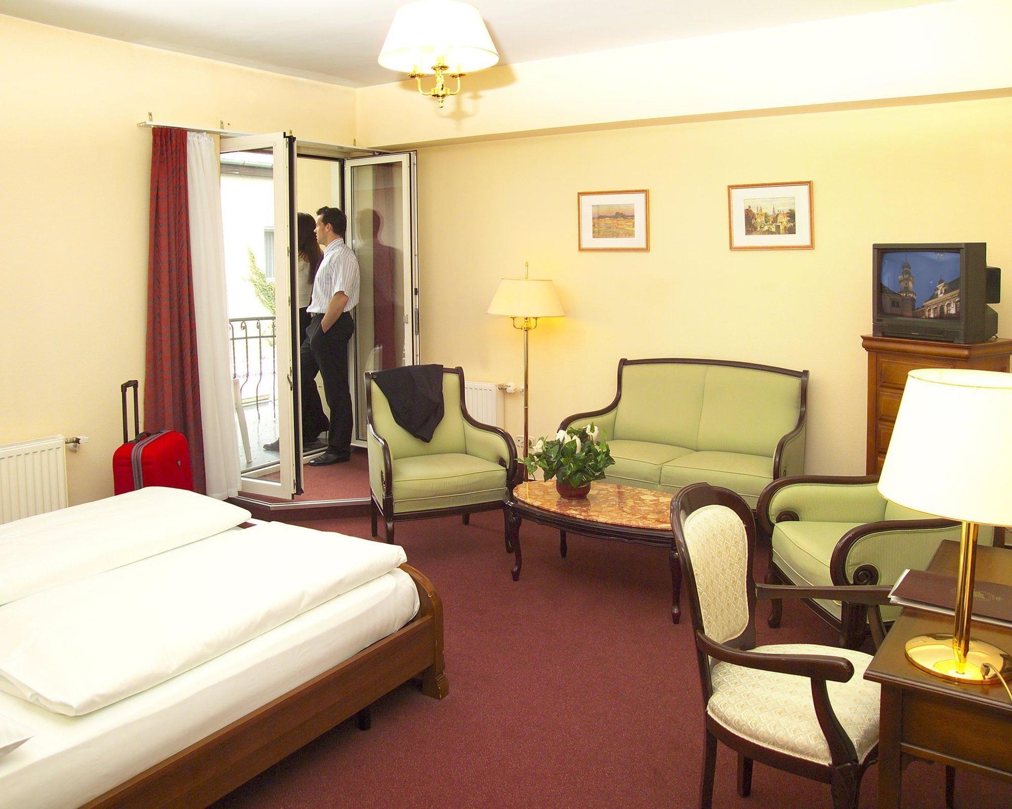شوبرون Pannonia Hotel الغرفة الصورة